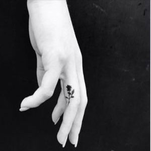 یکی از تاتوهای محبوب از سال 2018- تاتو روی انگشتان دست
